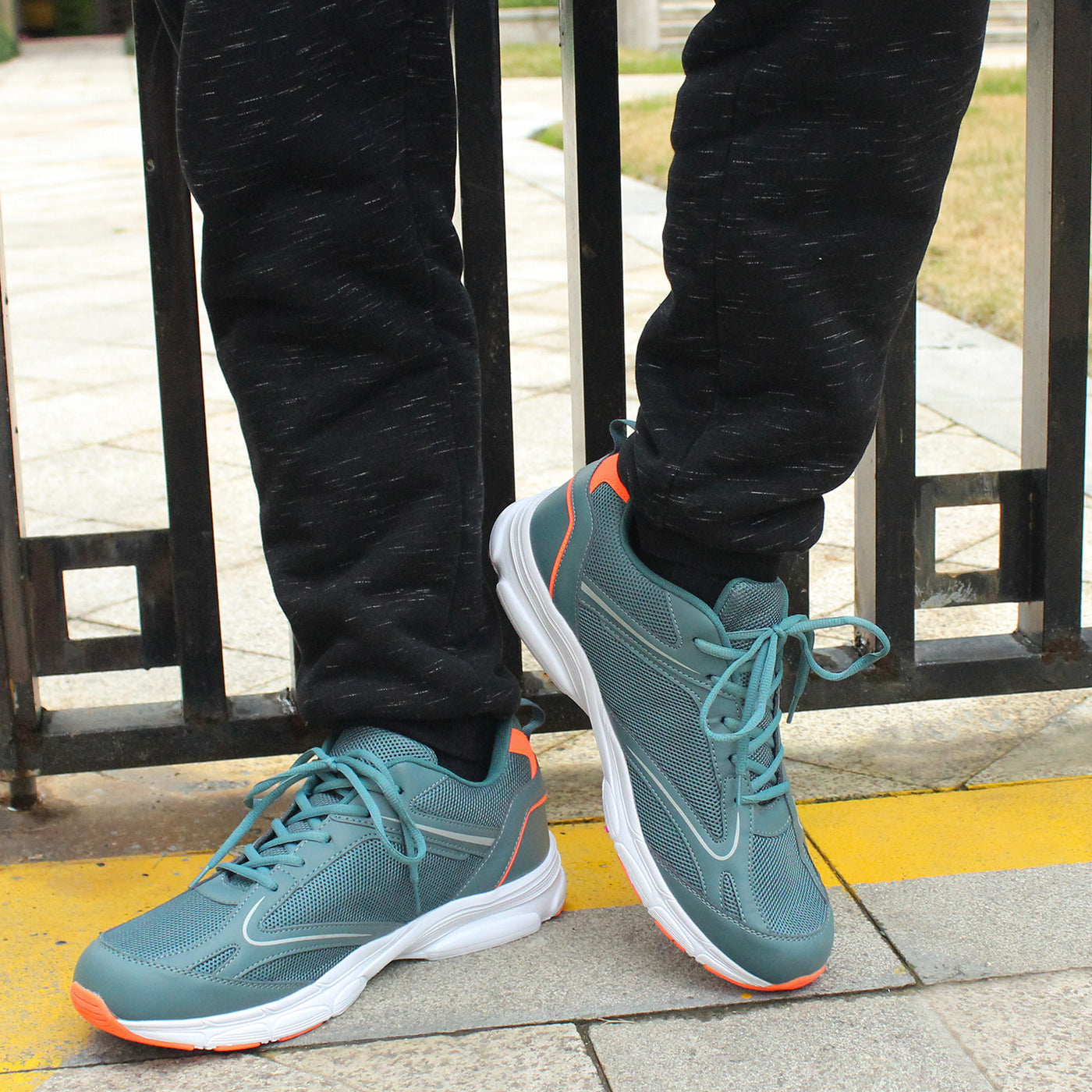 Runova Daily Comfort Walking Sneaker